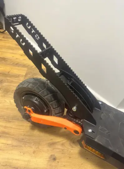 Встановлення нового бугеля на електросамокат Kugoo Kirin G2 Master &mdash; затяжка болтів шестигранником по периметру деки